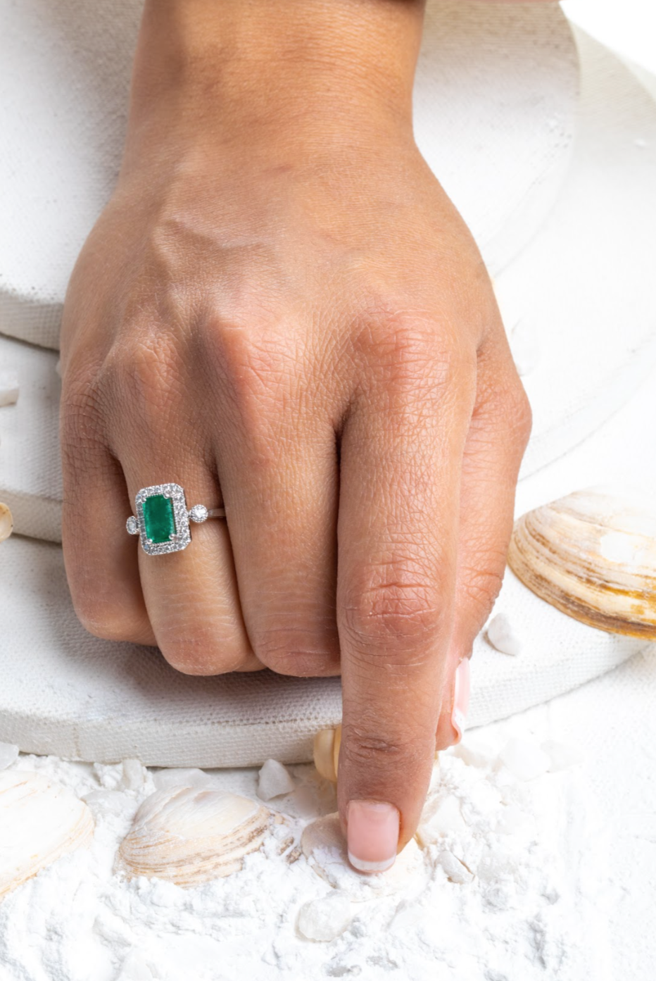 18kt White Gold Emerald Ring