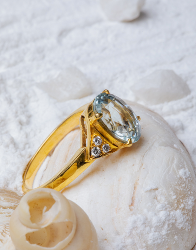 Minimal Gold Ring with Acquamarine