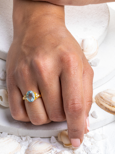 18kt Gold Diamond Ring Set in Aquamarine