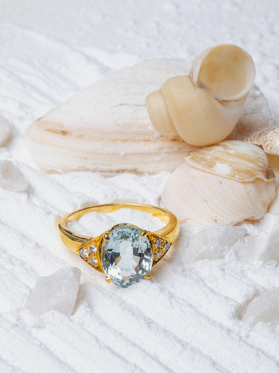 18kt Gold Diamond Ring Set in Aquamarine